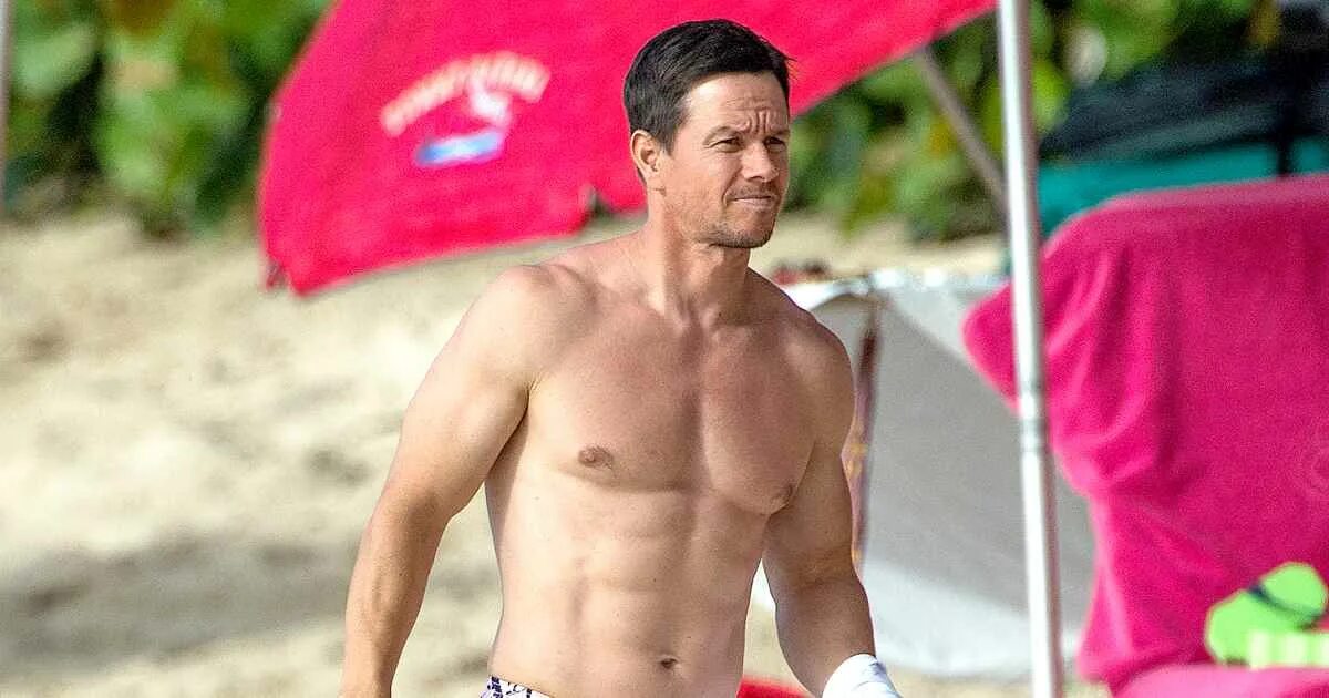 Марк уолберг фото сейчас Mark Wahlberg's Daily Workout Regimen Is No Joke Us Weekly
