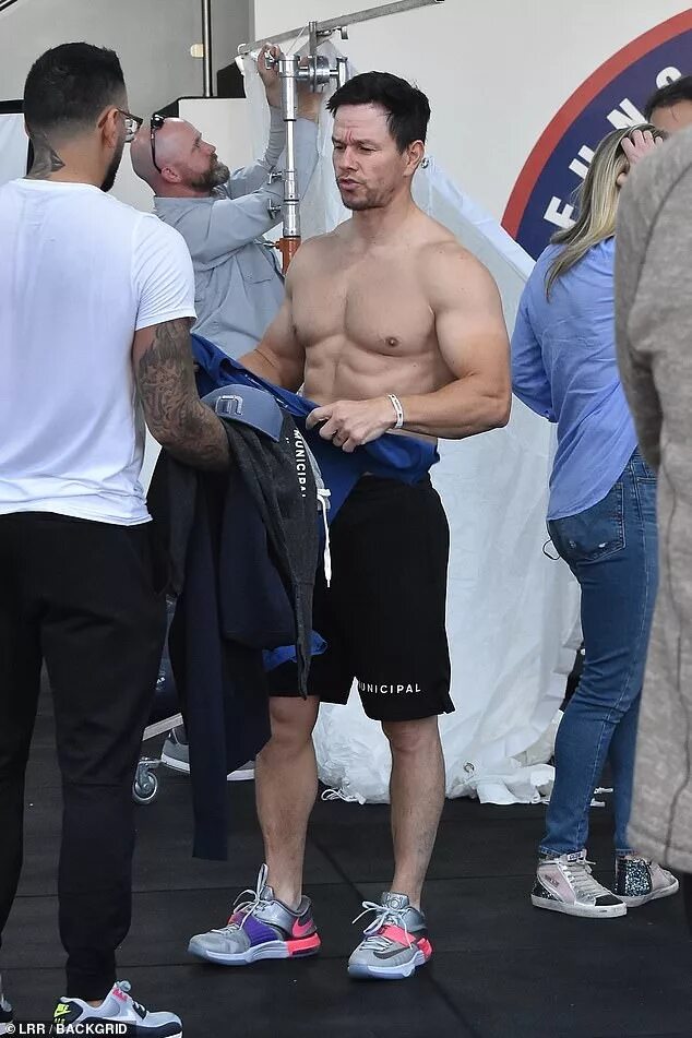 Марк уолберг фото сейчас Mark Wahlberg reveals his chiseled abs and muscular biceps during a grueling wor