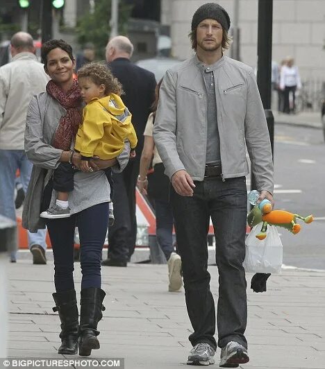 Марк уолберг и холли берри фото Gabriel Aubry takes little Nahla for a trip to the zoo Daily Mail Online