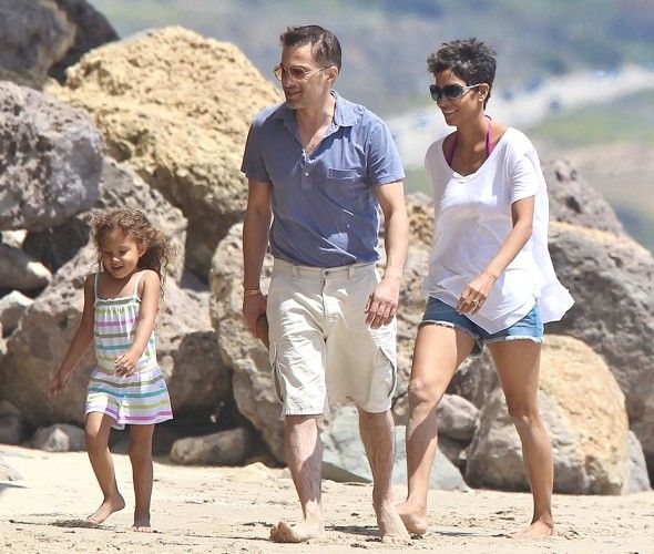 Марк уолберг и холли берри фото Stylish Family Fun with Halle Berry in Denim Shorts