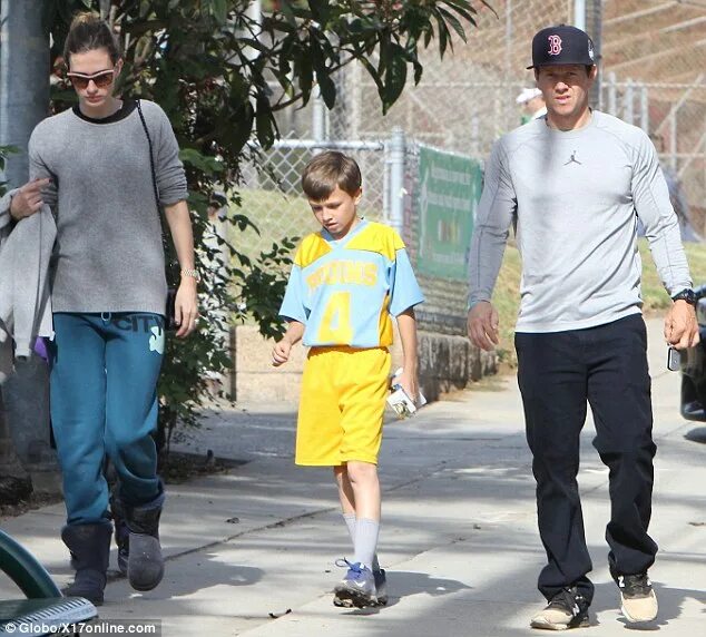 Марк уолберг и холли берри фото Mark Wahlberg and Rhea Durham cheer on son Michael at soccer match Daily Mail On