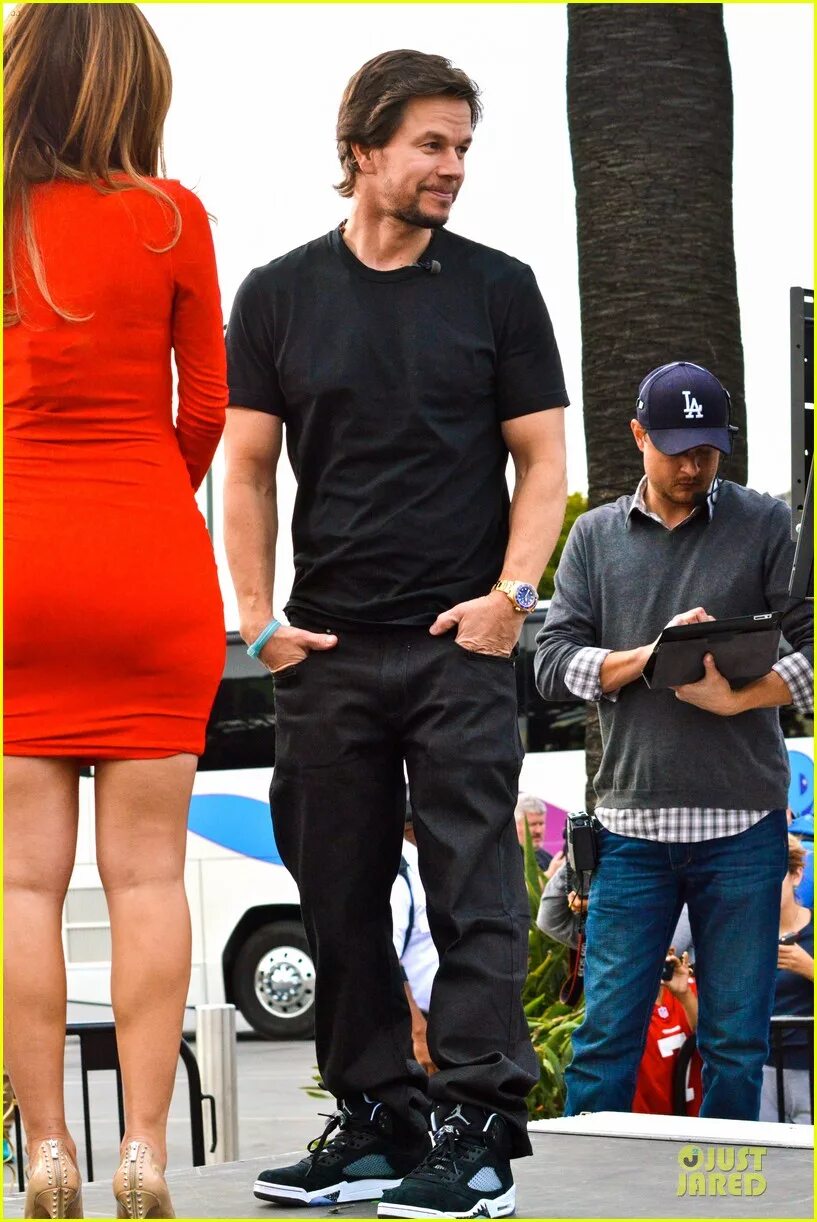 Марк уолберг и холли берри фото Mark Wahlberg Reveals His Incredible Washboard Abs In Barbados 721