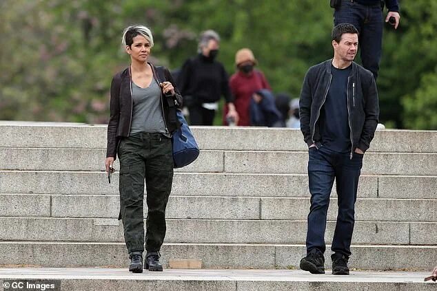 Марк уолберг и холли берри фото Police sent to the grounds of Halle Berry and Mark Wahlberg film after reports o