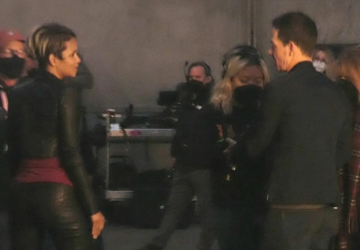 Марк уолберг и холли берри фото HALLE BERY and Mark Wahlberg on the Set of Our Man From Jersey in London 04/19/2
