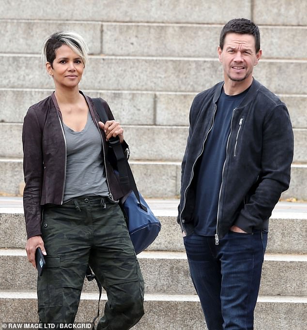 Марк уолберг и холли берри фото Halle Berry debuts blonde bob as she films Our Man From Jersey with Mark Wahlber