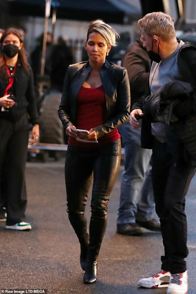 Марк уолберг и холли берри фото Halle Berry and Mark Wahlberg film their upcoming Netflix movie Our Man From Jer