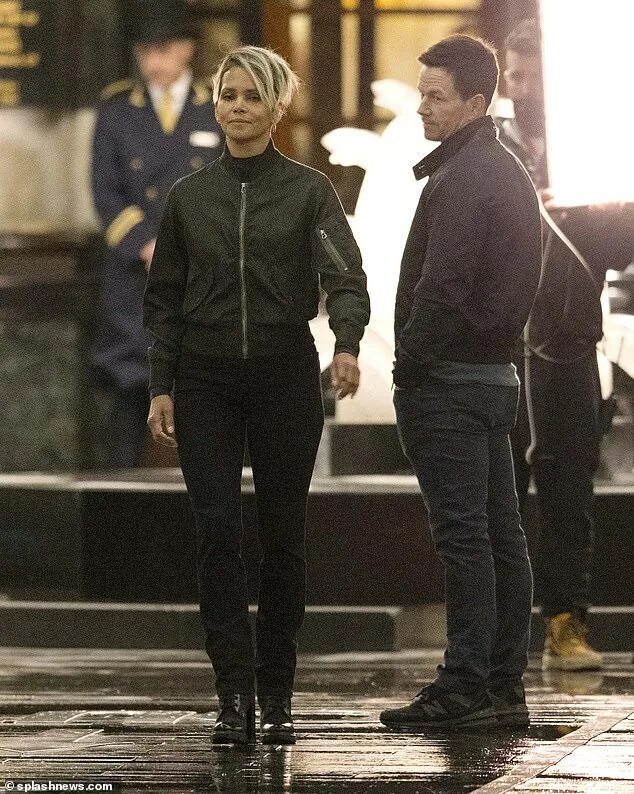 Марк уолберг и холли берри фото Halle Berry and Mark Wahlberg film their upcoming Netflix movie Our Man From Jer