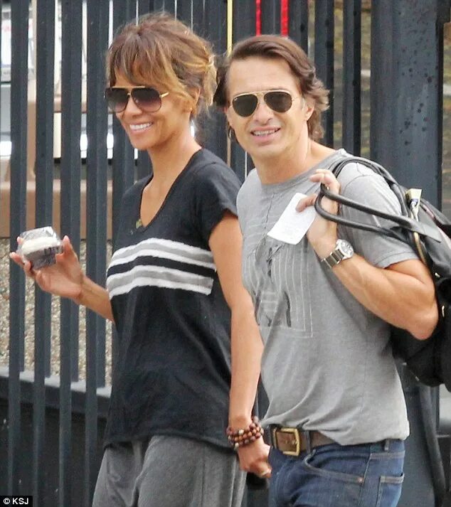Марк уолберг и холли берри фото Halle Berry still has wedding ring on as she's seen for first time since Olivier