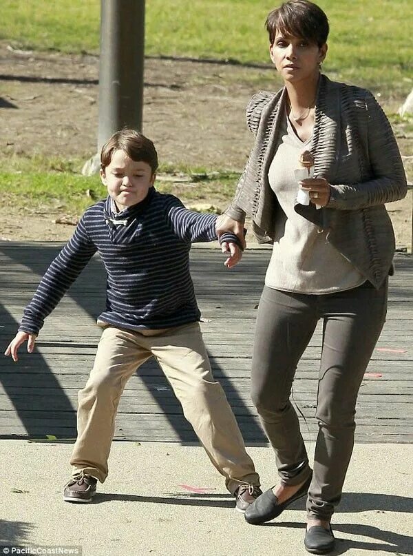 Марк уолберг и холли берри фото Cbs extant set Halle Berry and co star Series premiere, Tv series, Old tv