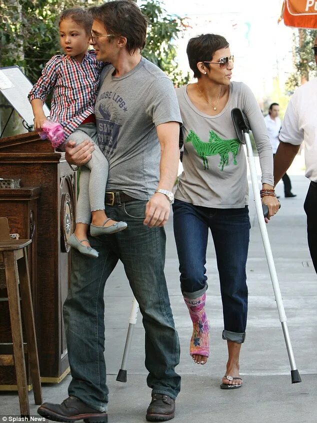 Марк уолберг и холли берри фото Halle Berry and ex Gabriel Aubry told to attend parenting classes together for t