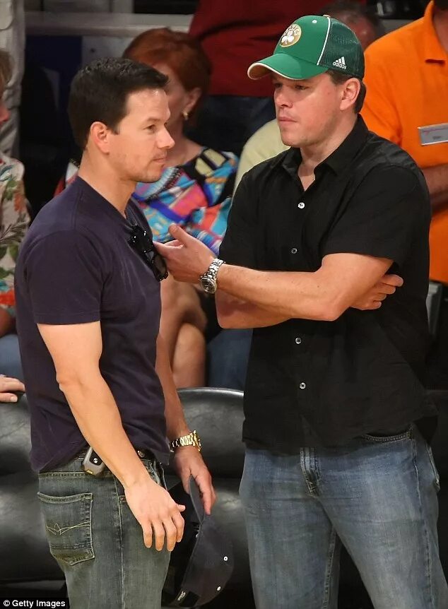 Марк уолберг мэтт дэймон фото Good sport Mark Wahlberg takes to Facebook after fan mistakes him for Matt Damon