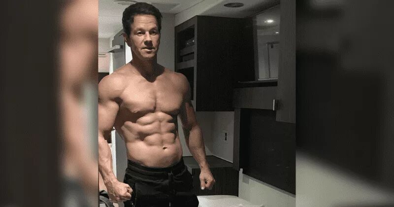 Марк уолберг молодой фото 48 Year-Old Mark Wahlberg Reveals His Incredibly Chiseled Body After 45-Day Chal