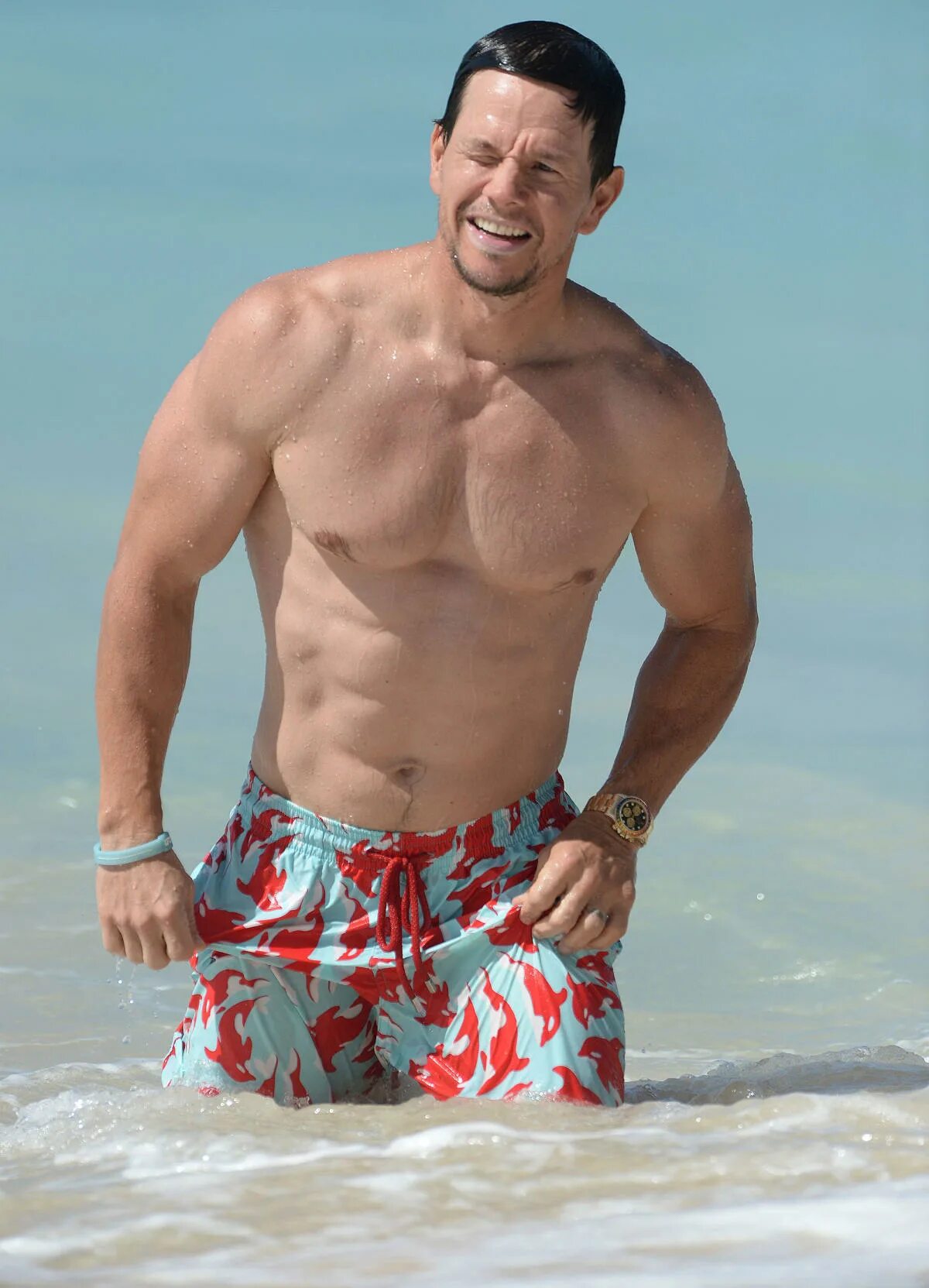 Марк уолберг последние фото Mark Wahlberg Shows Off His Fit Physique, Plus Andy Cohen, Maria Menounos & More