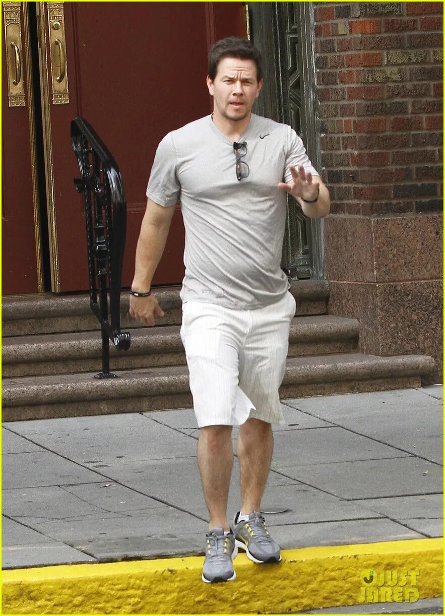 Марк уолберг последние фото Photo: mark wahlberg looks both ways 04 Photo 2682037 Just Jared: Entertainment 