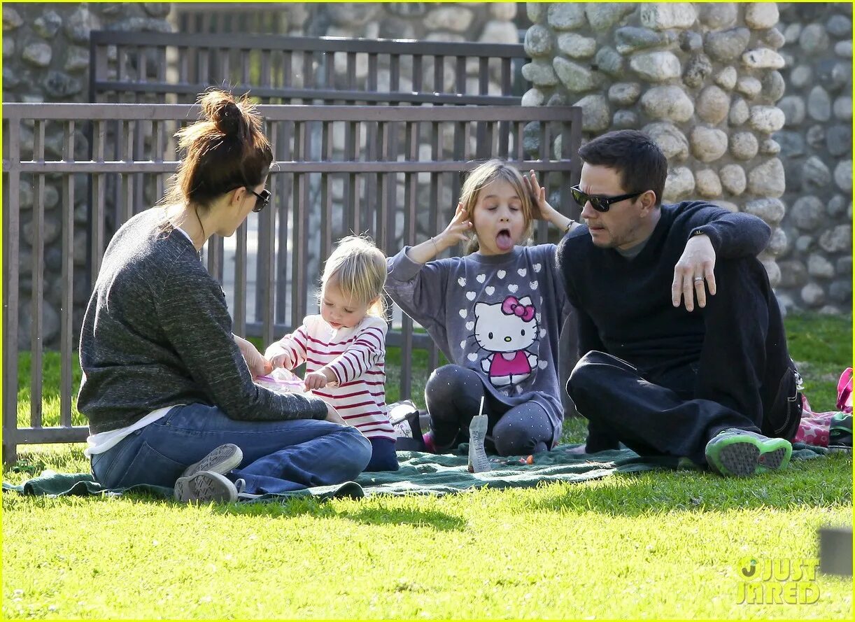 Марк уолберг семья фото Full Sized Photo of mark wahlberg family park day 16 Photo 2611938 Just Jared