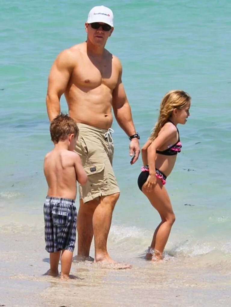 Марк уолберг семья фото Celebrity dads we love - Today's Parent