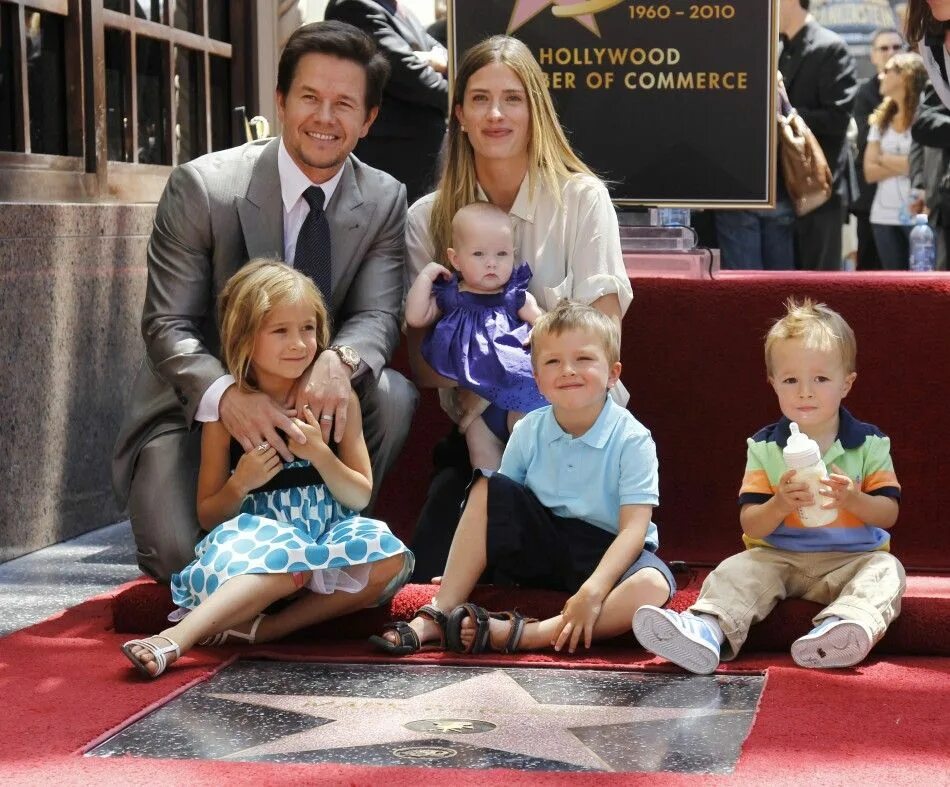 Марк уолберг семья фото Mark Walhberg has tattoos removed ... Natural tattoo removal, Tattoo removal, Ma
