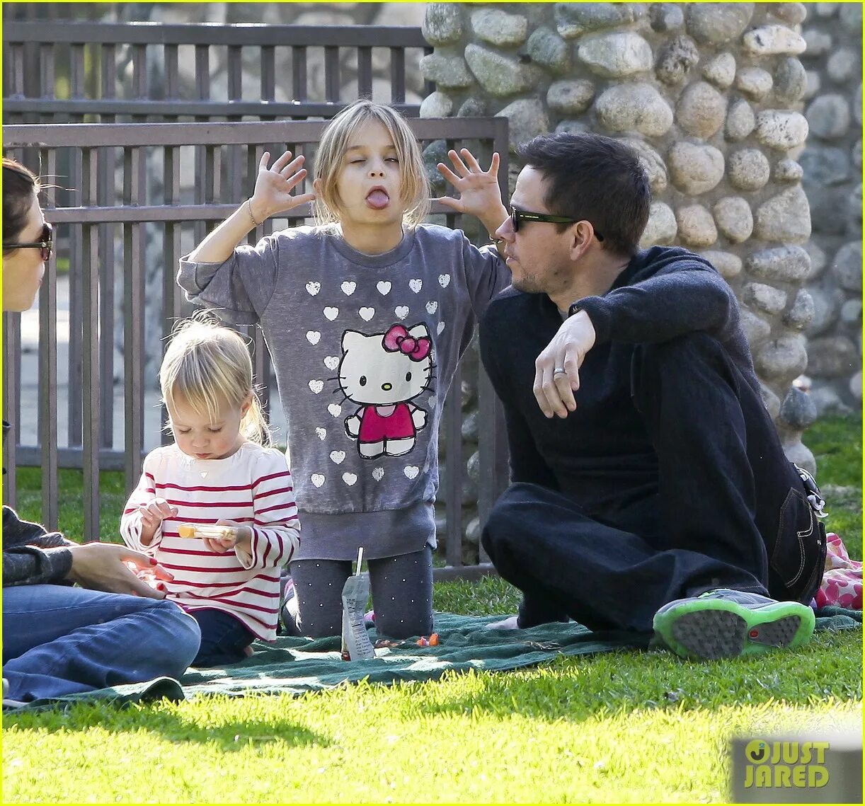Марк уолберг семья фото Full Sized Photo of mark wahlberg family park day 17 Photo 2611939 Just Jared