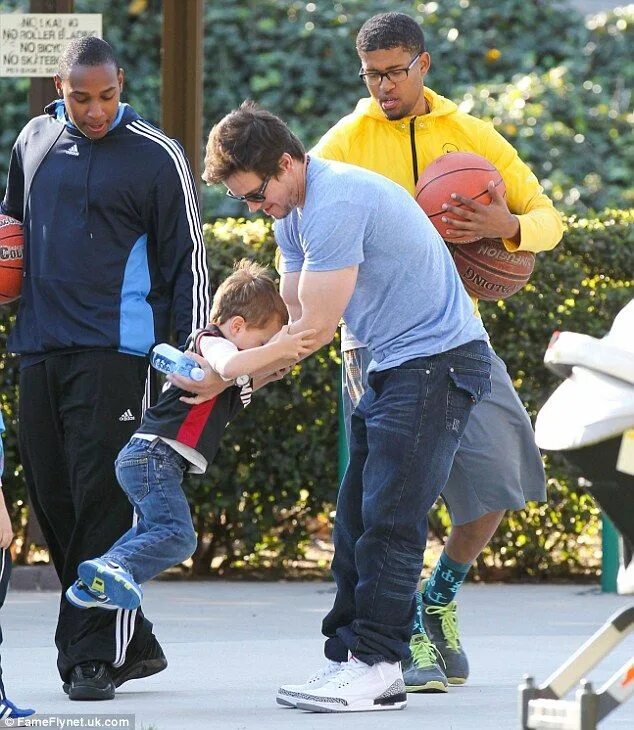 Марк уолберг семья фото Supportive parents: Mark Wahlberg and wife Rhea Durham cheer on their son Brenda