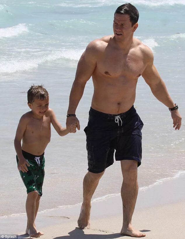 Марк уолберг семья фото Mark Wahlberg and his family cool off in the ocean following Easter church servi