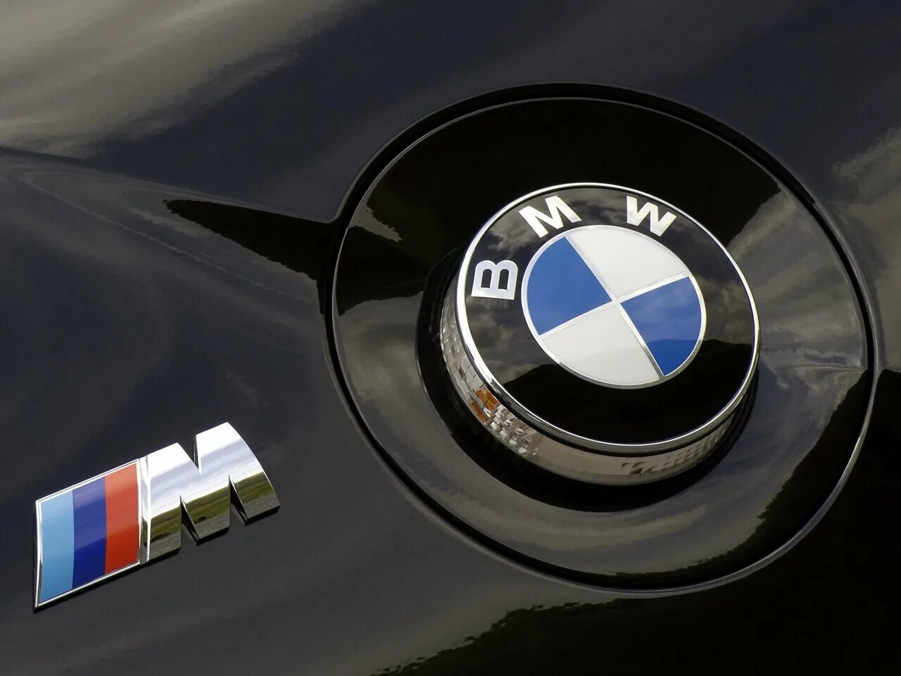 Марка бмв фото Сравнение BMW Z4 M и Dadi Shuttle по характеристикам, стоимости покупки и обслуж
