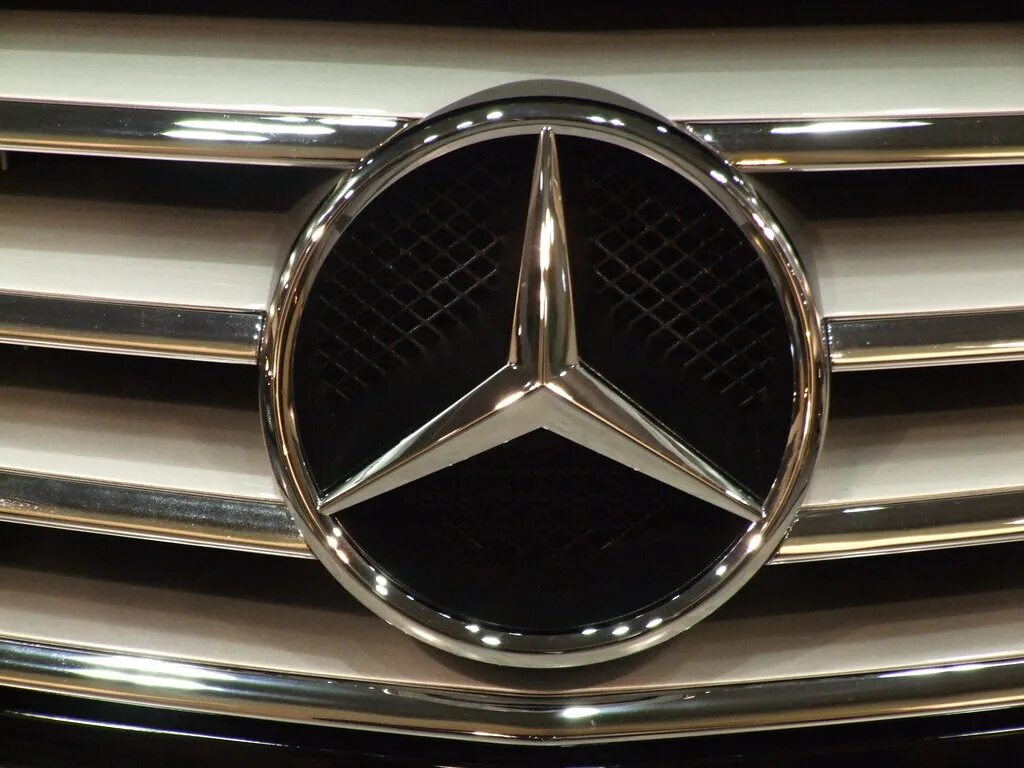 Марки машин мерседес фото Mercedes Emblem The Mercedes Benz Emblem zoomed. Mohamed Elwan Flickr
