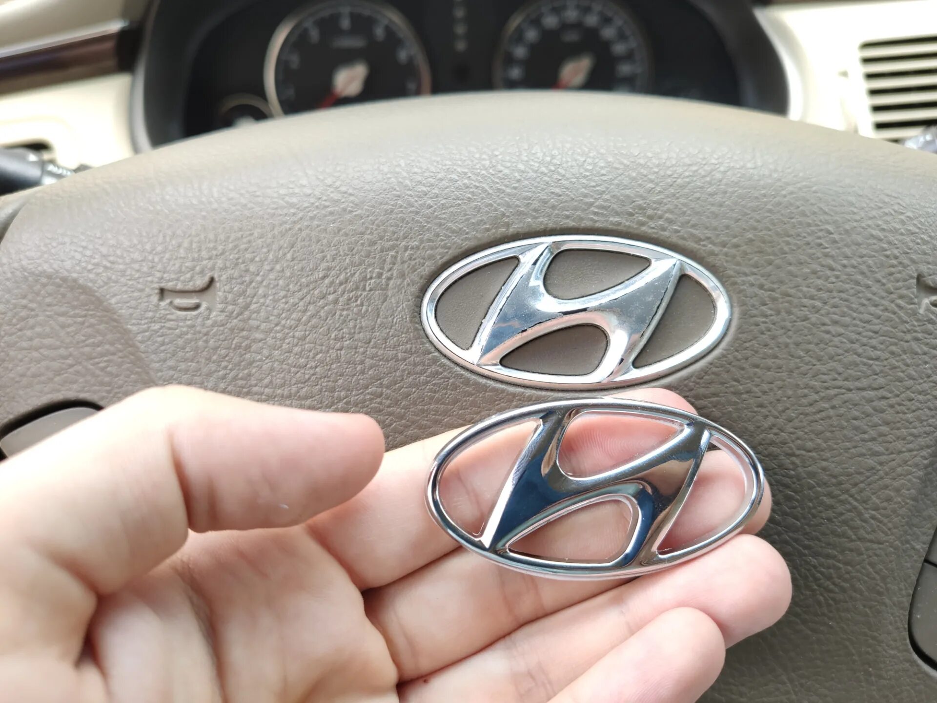 Марки машин на руле фото Заменил значок на руле - Hyundai Grandeur (TG), 2,7 л, 2008 года стайлинг DRIVE2