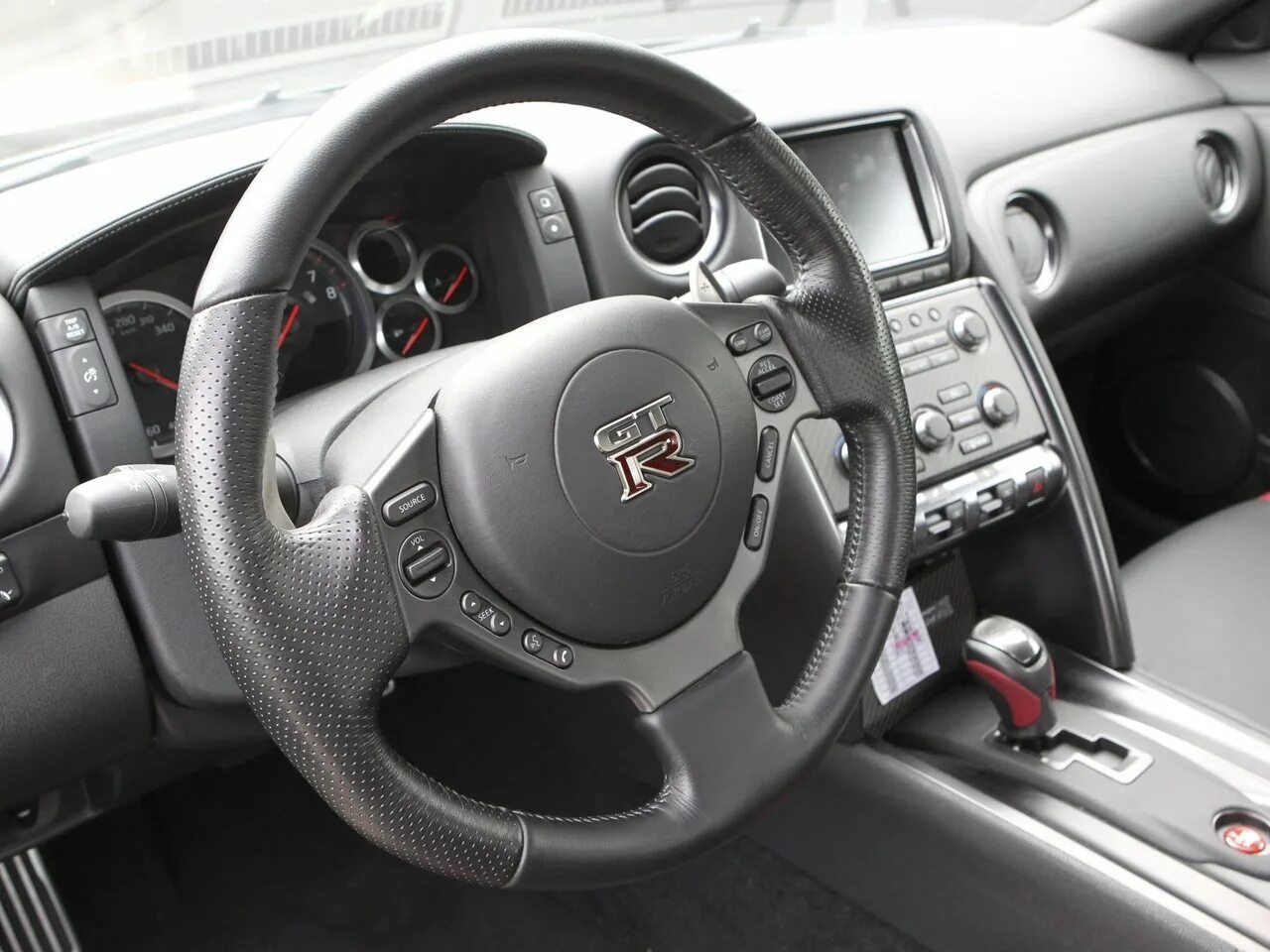 Марки машин на руле фото Nissan GT-R 1 поколение 1 рестайлинг, купе - технические характеристики, модельн