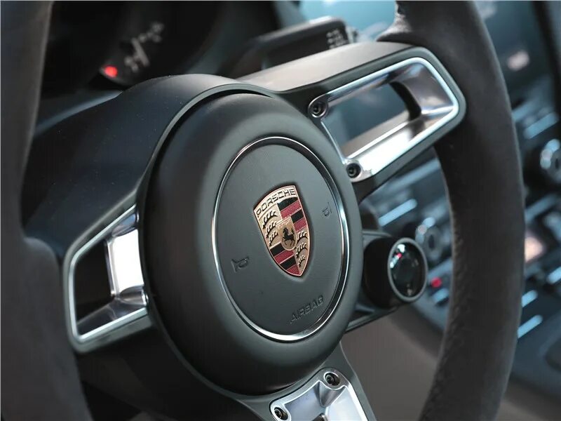 Марки машин на руле фото Фото Porsche 911 Carrera GTS - Кресла, руль, центральная консоль и подлокотники 