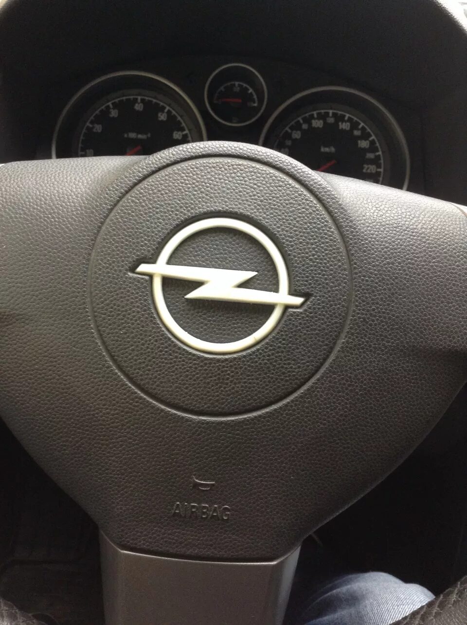 Марки машин на руле фото 21. Белый шильдик - Opel Astra H GTC, 1,8 л, 2006 года стайлинг DRIVE2