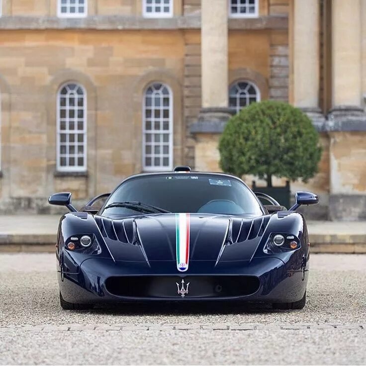 Марки спорткаров фото Maserati MC12: The Future Star of the Vintage World