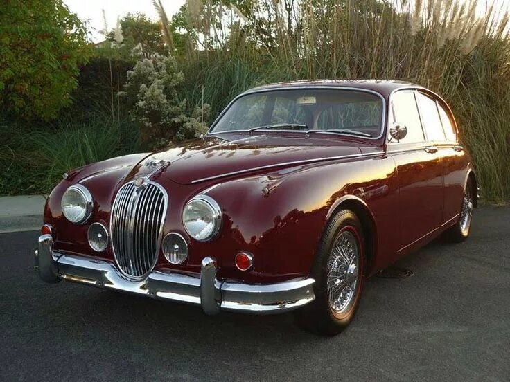 Марки ягуара фото 1961 Jaguar Mk2 saloon. The Jaguar Mark 2 was a medium-sized saloon car built fr