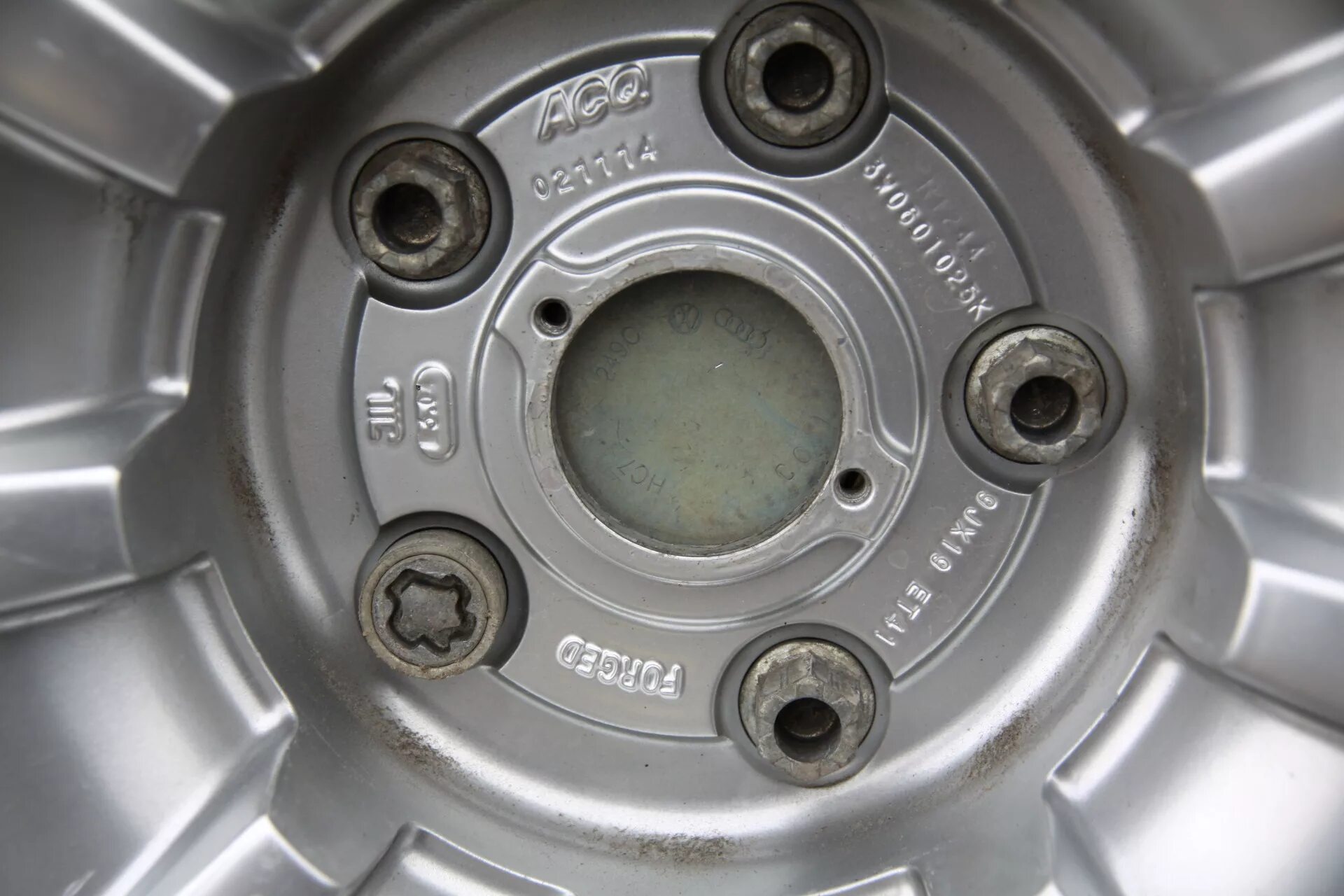 Маркировка дисков фото Установка R19 от Bentley Continental - Volkswagen Scirocco (3G), 1,4 л, 2010 год