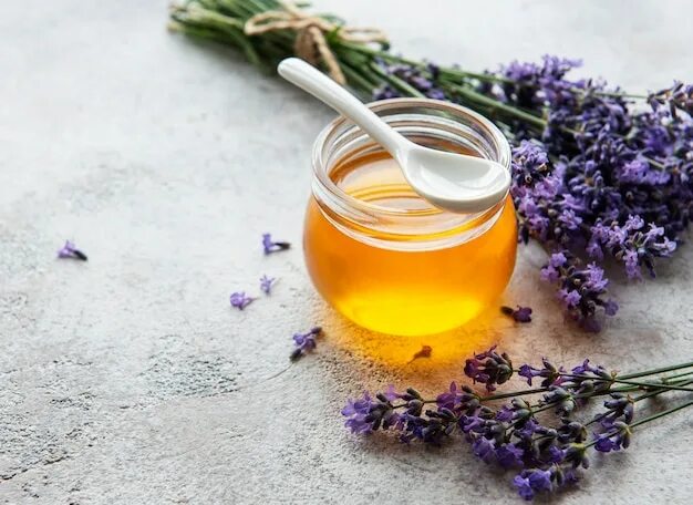 Мед с лавандой с алтая фото Premium Photo Jar with honey and fresh lavender flowers on a concrete background