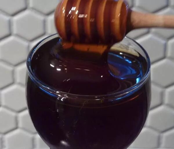 Мед темный фото Honeydew or Forest honeys. It is usually darker with a higher mineral content, a