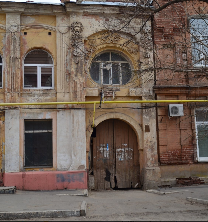 Мед ул фиолетова 8 фото Дом Емельянова с торговыми лавками, г. Астрахань, ул. Фиолетова, 11 / ул. Николь
