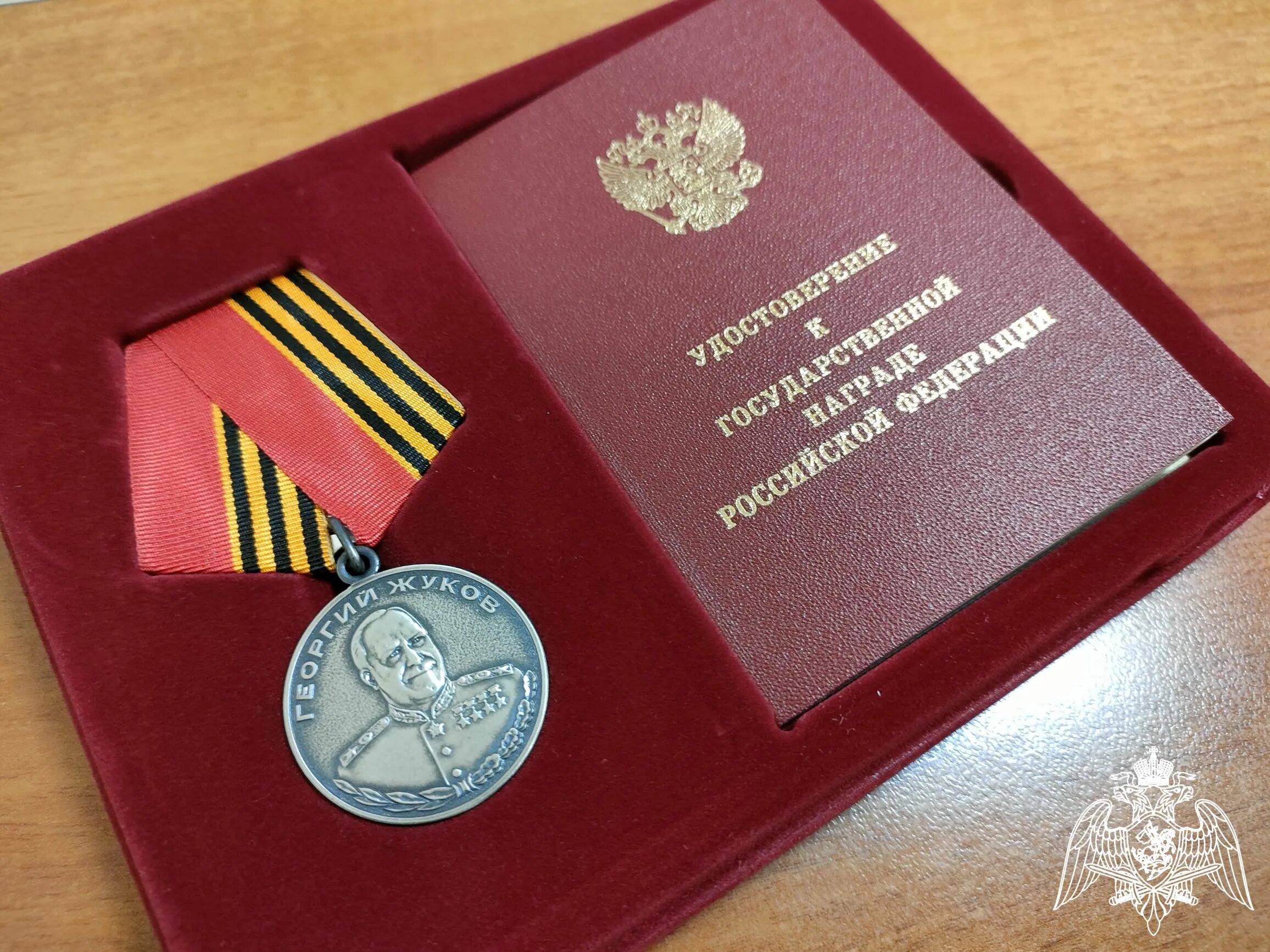 Медаль ордена жукова фото В Курске военнослужащему Росгвардии вручили государственную награду - Новости Ро