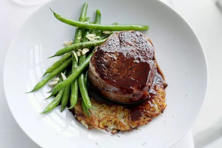 Медальоны из говядины рецепт с фото Beef fillet on potato rosti with red wine jus Recipe Beef fillet, Recipes, Beef