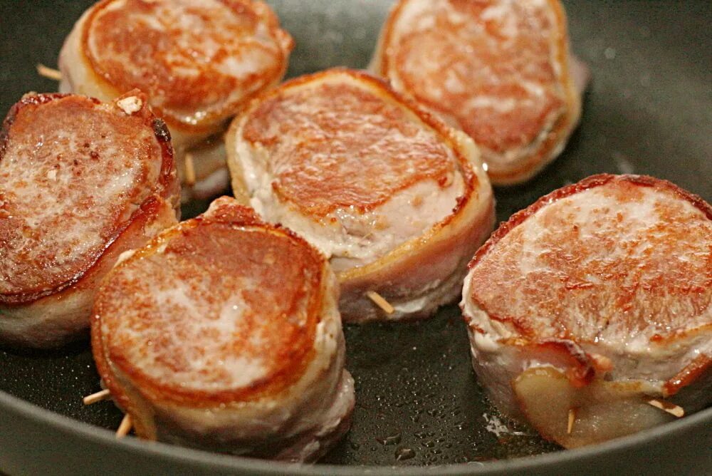 Медальоны на сковороде рецепт с фото bacon-wrapped pork tenderloin medallions Cooking bacon, Bacon wrapped pork tende