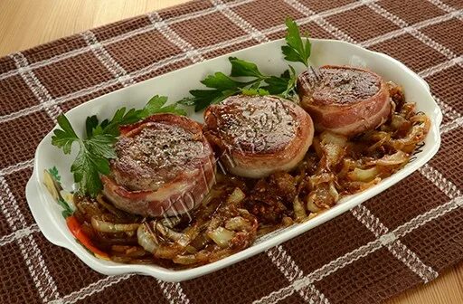 Медальоны в духовке рецепт с фото Свиные медальоны в беконе