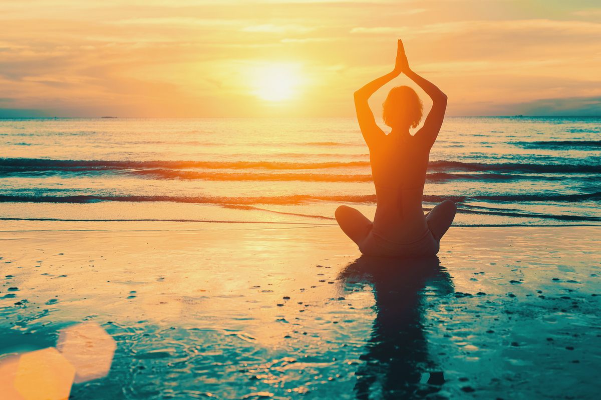 Медитация на восходе солнца фото El mar fomenta la relajación y la tranquilidad - Movida Sana Yoga relajante, Ser