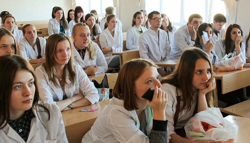 Медицинская академия фото Чтобы сдать экзамен в кировской медакадемии, студенткам пришлось снять штаны Охр