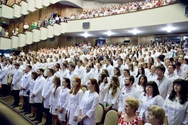 Медицинская академия фото В Красноярске 500 выпускников медицинского университета дали клятву врача АиФ Кр