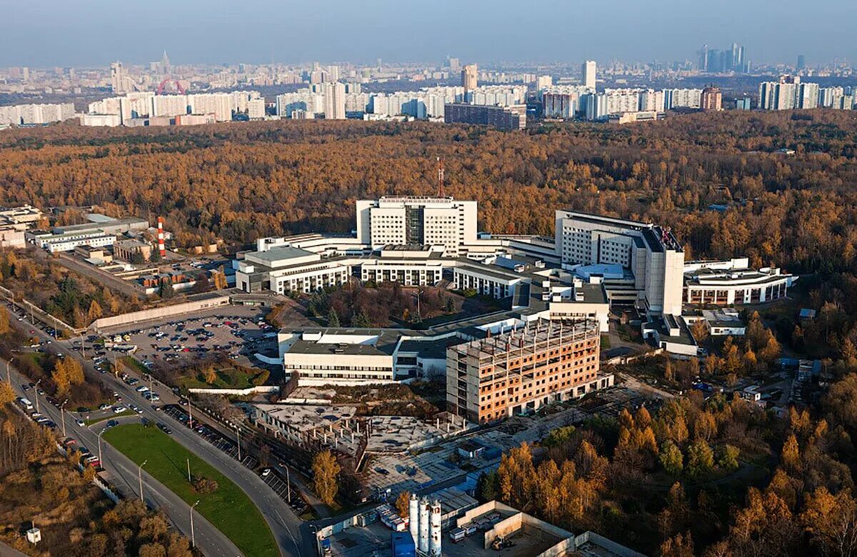 Медицинские исследовательские центры города москвы фото Чазовский дом в Крылатском. Или свой среди чужих, чужой среди своих. О Москве и 