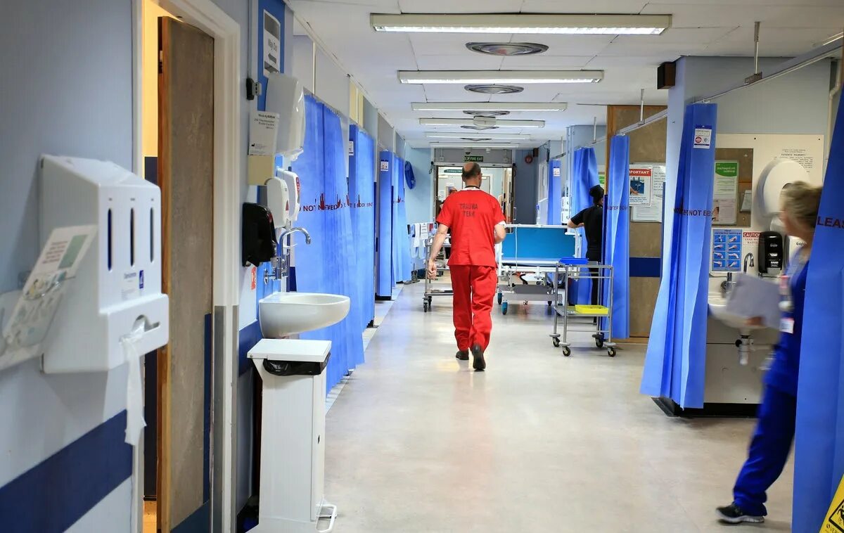 Медицинские учреждения фото Number of patients in England waiting for hospital treatment rises to record 6.8