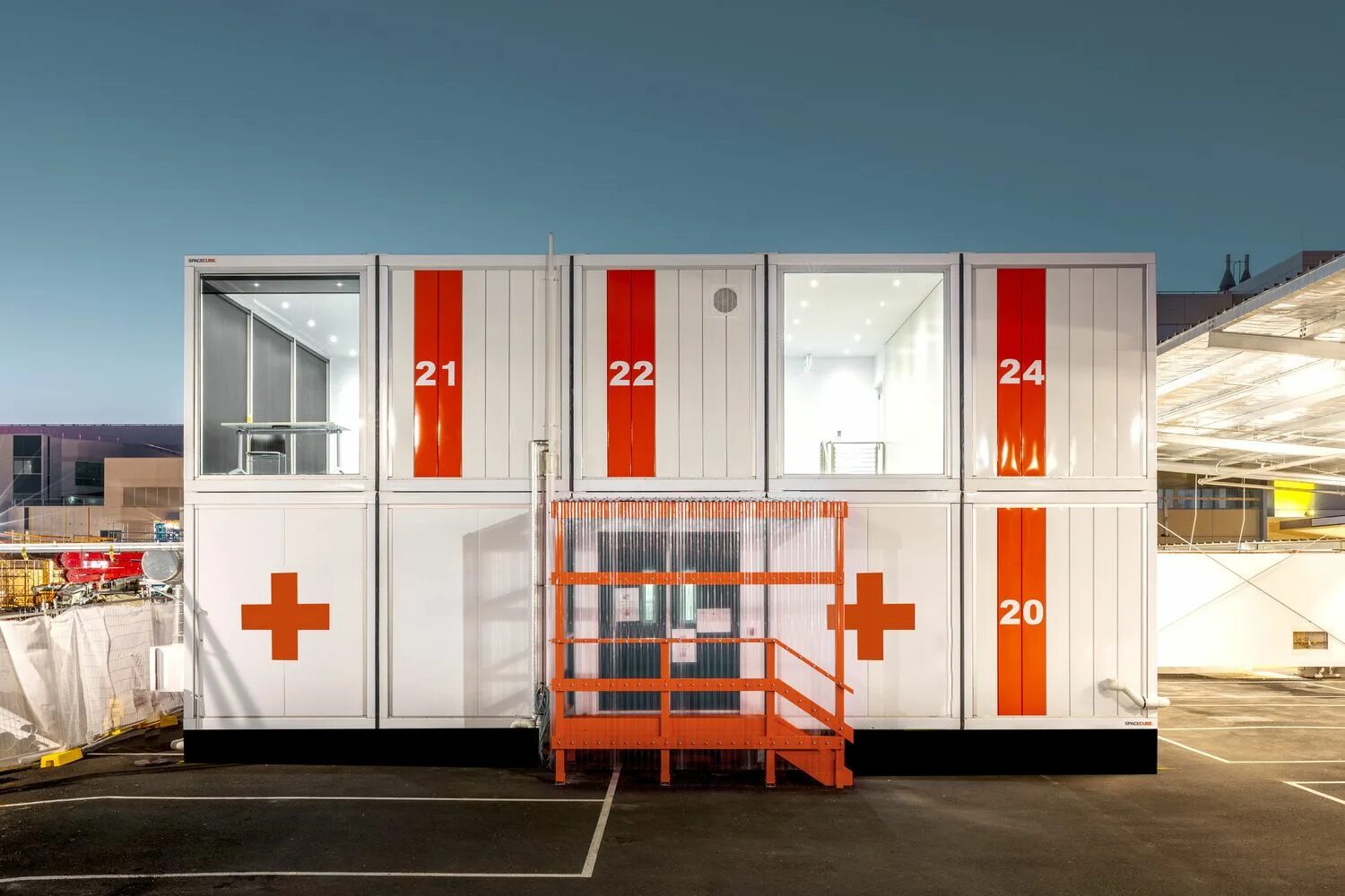Медицинские здания фото Gallery of Monash Health RESUS Facility / SPACECUBE - 1 Shipping container home 