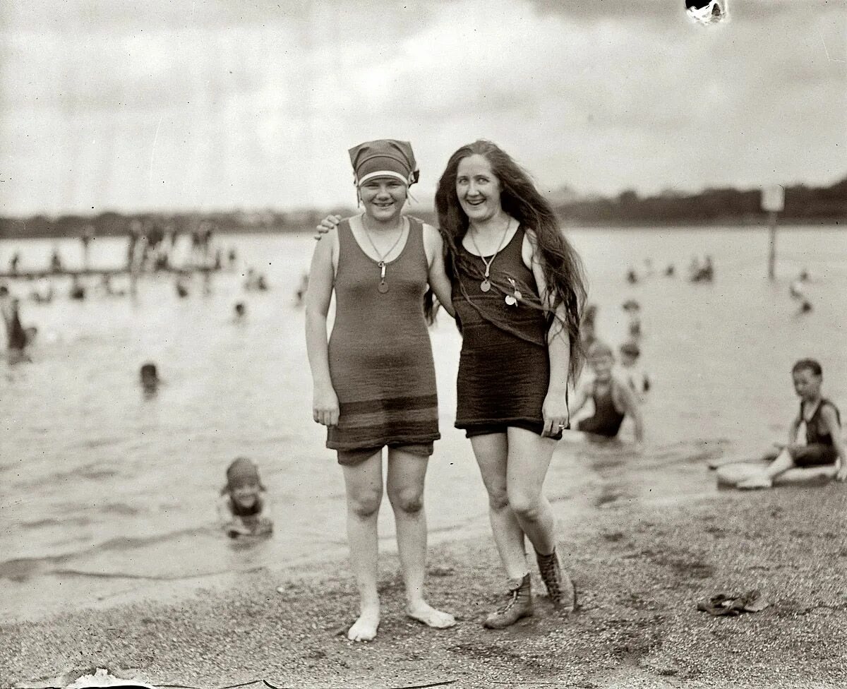 Медицинские женские пляжи 20 х годов фото 1921. "Bathing Beach." Taking the waters somewhere along the Potomac River at Wa