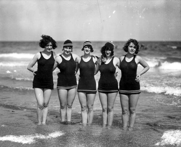 Медицинские женские пляжи 20 х годов фото 1924 Young women enjoying a day at the beach together - Miami Beach, Florida Bat