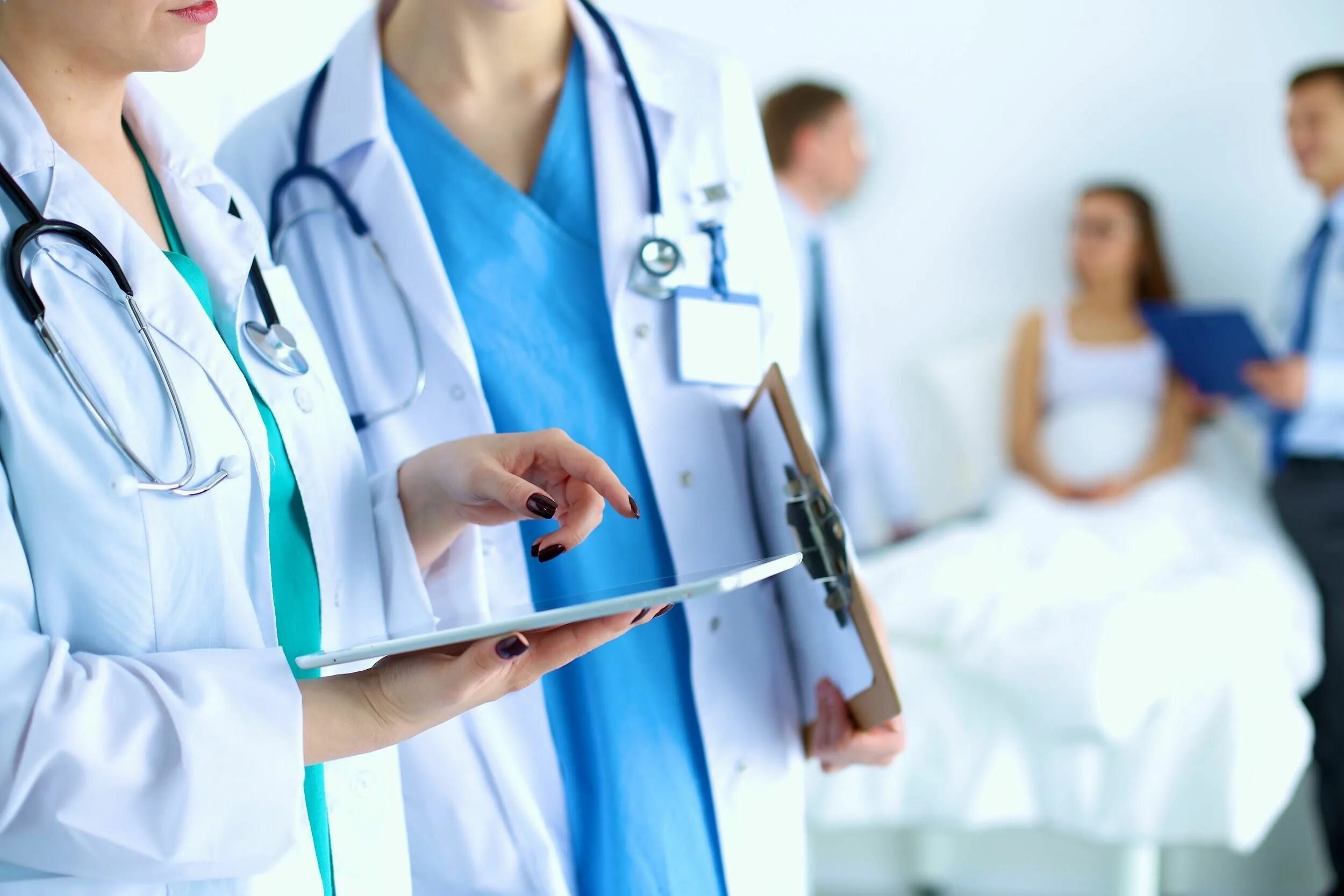 Медицинский фото для презентации Nurse Practitioner vs. RN: Comparing Two Growing Careers Regis