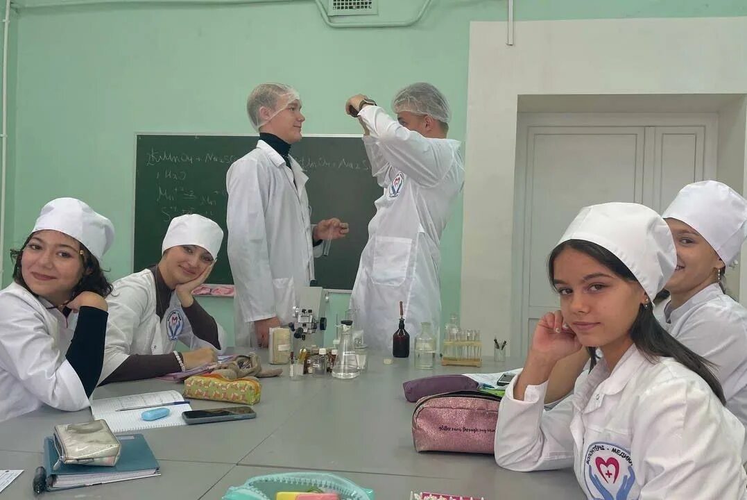 Медицинский класс фото Из 27 выпускников медкласса Коломны 25 человек поступили в вузы медицинской напр